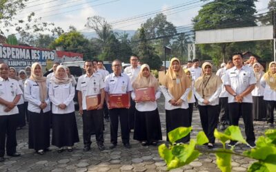Penyerahan Penghargaan Satyalancana Karya Satya kepada ASN Dispermades PPKB Banjarnegara