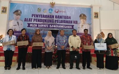 Bupati Banjarnegara Serahkan Bantuan Peralatan Pendukung Pelayanan KB kepada Fasilitas Kesehatan